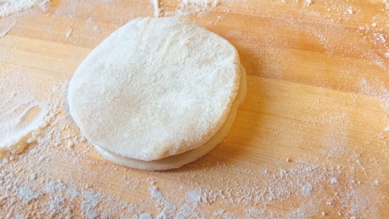春饼卷土豆丝,然后把饼叠放在一起,油在中间哦。