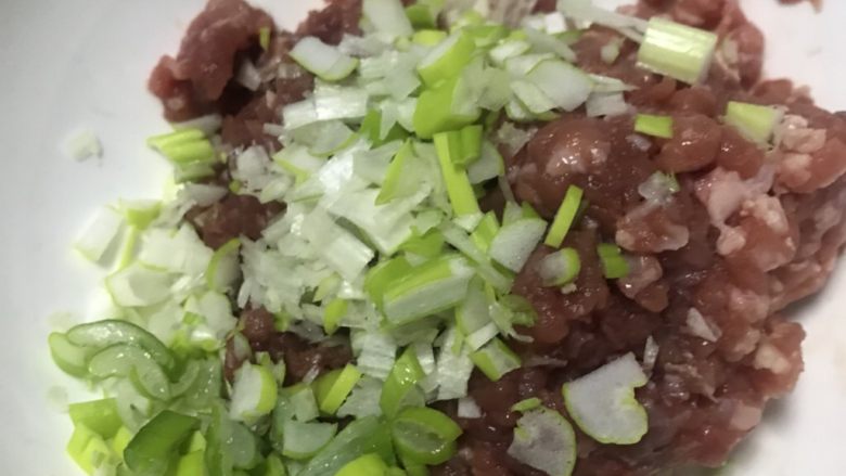 清真小吃-炸松肉,将<a style='color:red;display:inline-block;' href='/shicai/ 3250'>葱</a>切末,加入肉馅中。