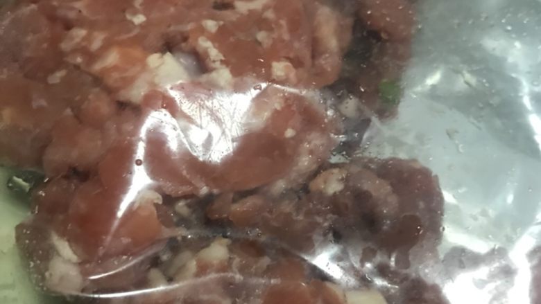 清真小吃-炸松肉,将买好的牛肉馅准备好,建议再剁一剁,让肉馅更细腻。