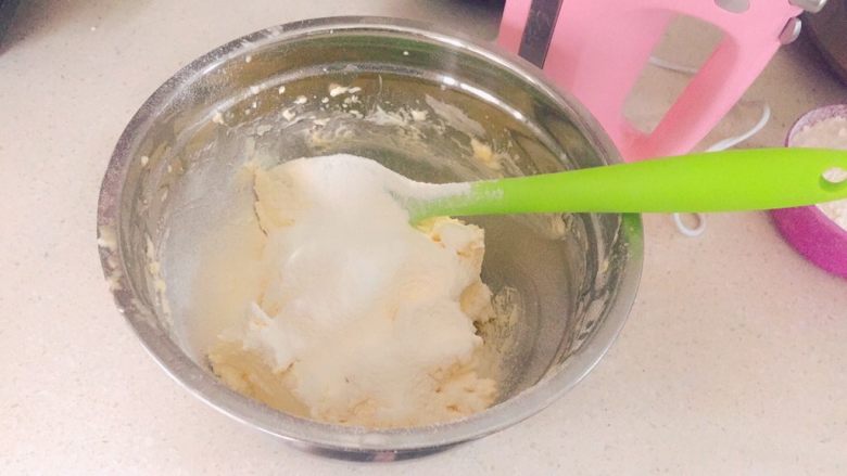 黄油曲奇🍪,分三次筛入低粉,切拌手法