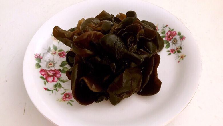 山西经典面食之一 莜面栲栳栳,<a style='color:red;display:inline-block;' href='/shicai/ 233'>木耳</a>提前泡发好,清洗干净,沥干水分