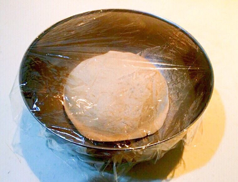 山西经典面食之一 莜面栲栳栳,揉成光滑面团,盖上保鲜膜静止15分钟