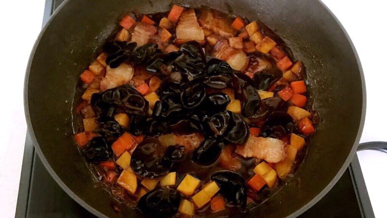 山西经典面食之一 莜面栲栳栳,加入木耳,翻炒均匀