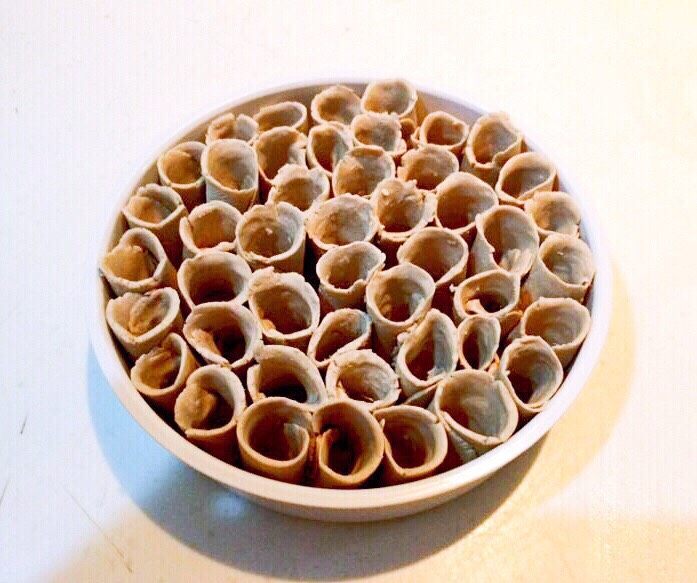 山西经典面食之一 莜面栲栳栳,把做好的面卷放入蒸笼