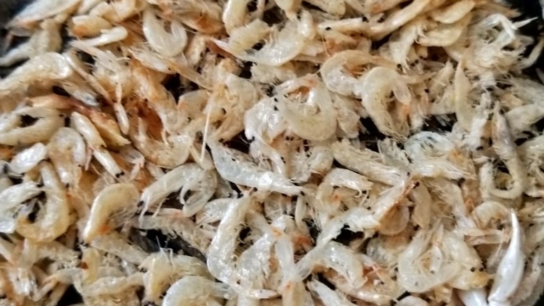 超香韭菜盒子,<a style='color:red;display:inline-block;' href='/shicai/ 288'>虾皮</a>炒一下(颜色金黄即可)