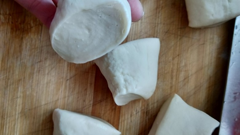 超香韭菜盒子,搓成长条，切小剂子(可大可小)