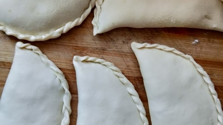 超香韭菜盒子,边角捏实  捏花边(不用捏花边也可以只要压实)