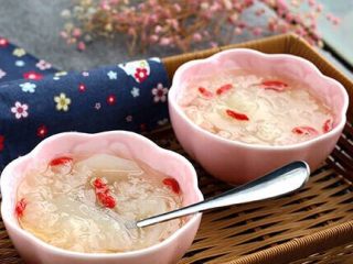 银耳雪梨枸杞羹