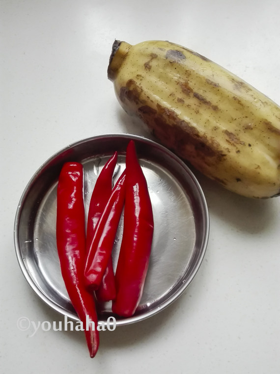 泡椒炒藕丁,准备材料,泡椒是自制的