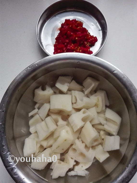 泡椒炒藕丁,泡椒切碎,<a style='color:red;display:inline-block;' href='/shicai/ 30'>莲藕</a>洗净切丁,用清水浸泡一会,水里滴上几滴白醋,防止藕氧化变色
