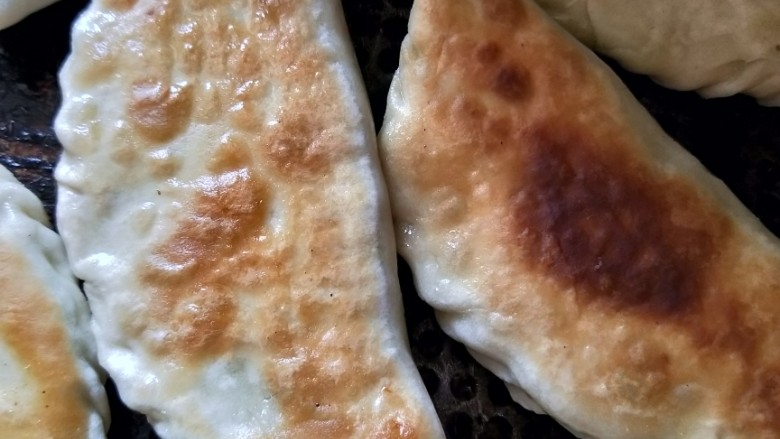 超香韭菜盒子,煎两面金黄就好了