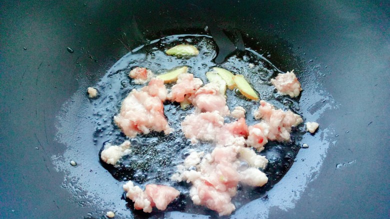 肉末青黄豆,锅中做油,油热后放入肉未和<a style='color:red;display:inline-block;' href='/shicai/ 2800'>生姜</a>煸炒