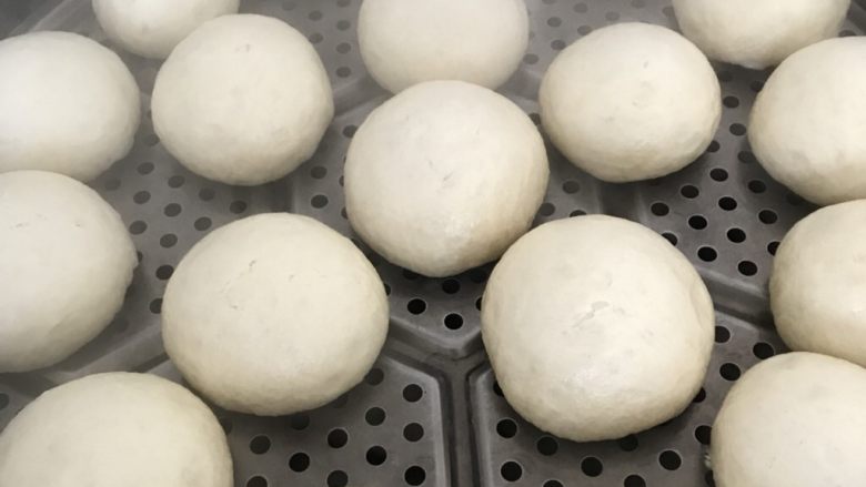 大锅馒头,盖上锅盖,大火蒸15到20分钟就差不多熟了,到时间闷5分钟,再出锅。