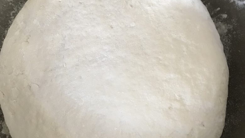 大锅馒头,揉成光滑的面团盖上保鲜膜或者套上保鲜袋,温暖处发酵2倍大,夏天大概40分钟就发好了,冬天天冷,屋里温度不高,所以时间会相对延长到1个半小时到2个小时都是正常的,我一般不看时间都是看状态。