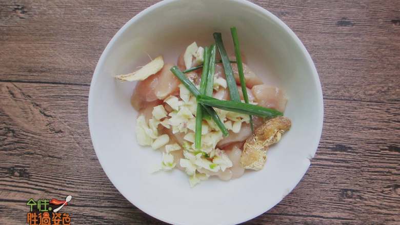 吮指蒜香盐酥鸡,放入葱段、蒜末、姜片。蒜末多一点比较像香