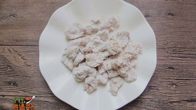 吮指蒜香盐酥鸡,裹好后放置大概十分钟再炸,这样淀粉更牢固