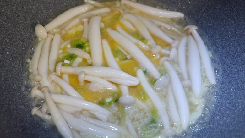 快手菜—蟹味菇嫩滑蛋,倒入混合好的蛋液,不要翻动哦。火开小一点这样煎一会。