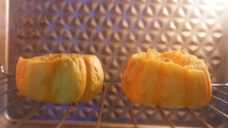 低卡轻食健康减肥—藜麦南瓜沙拉,将南瓜放在烤网上,烘烤10分钟,表面干燥取出即可。
