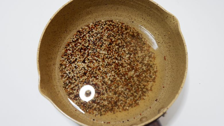 低卡轻食健康减肥—藜麦南瓜沙拉,加入适量水,大火煮开后转小火煮15分钟左右即可。