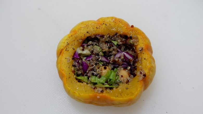 低卡轻食健康减肥—藜麦南瓜沙拉,取出烤好的南瓜,将拌好的藜麦填进去。