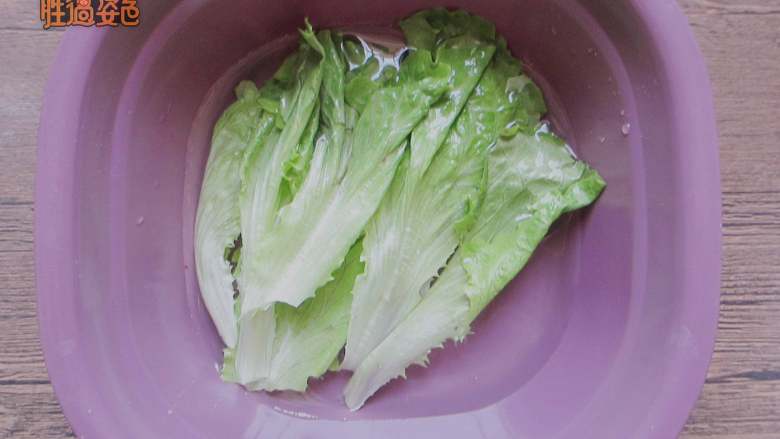 豆皮生菜卷,水里放一点盐,把<a style='color:red;display:inline-block;' href='/shicai/ 121'>生菜</a>放进去浸泡10分钟