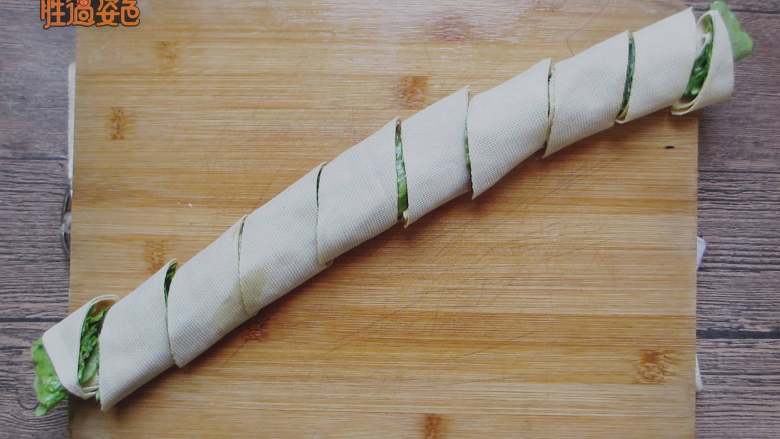 豆皮生菜卷,然后用刀从一头斜刀切小块,以方便一口入嘴为宜。