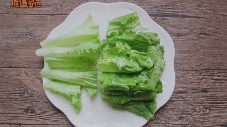 豆皮生菜卷,捞出生菜生气干净,切成2段