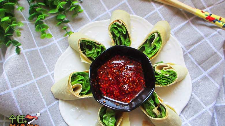 豆皮生菜卷,其实这道菜就是典型的东北蘸酱菜,只不过是进行了漂亮一点的摆盘,使其成品看起来更赏心悦目。