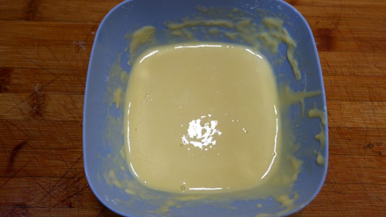 便当菜—心形脆香肠,调成面糊,用筷子挑起能成直线流淌的浓稠度就可以
