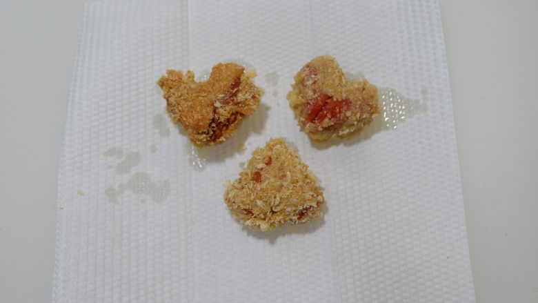 便当菜—心形脆香肠,取出放在油纸上,吸走多余油份装盘开吃~