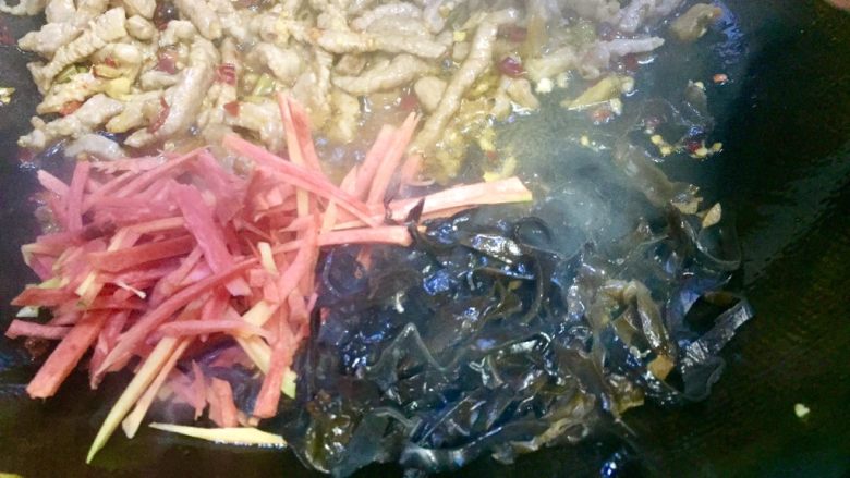 川菜版~鱼香肉丝,放入红萝卜丝和黑木耳丝,炒匀