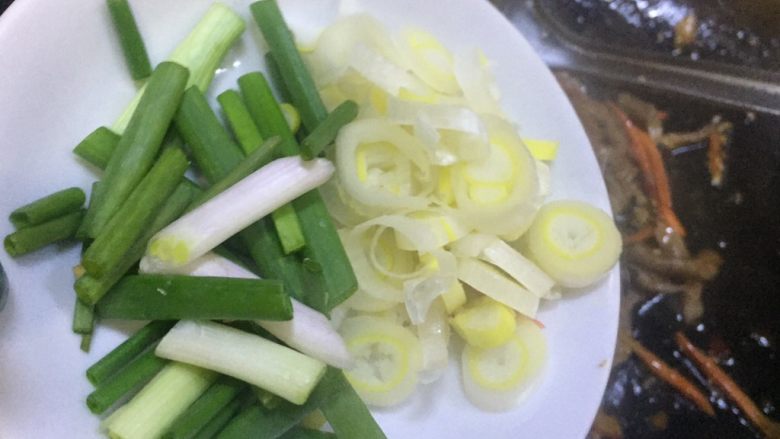 川菜版~鱼香肉丝,芡汁收至七成干放入大葱香葱,稍炒下立即起锅装盘