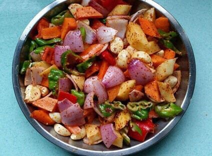 鲜汁焖锅鸡翅排骨,先把配料放适量盐辣椒粉和油调匀！