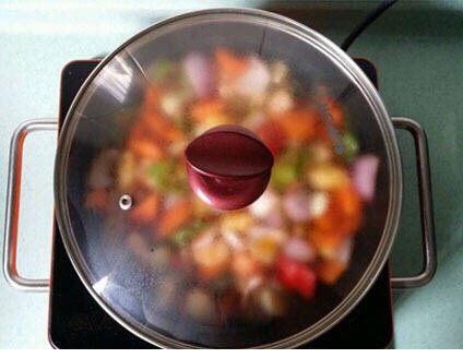 鲜汁焖锅鸡翅排骨,冷锅放油，有条件可放牛油！放入拌好的配料