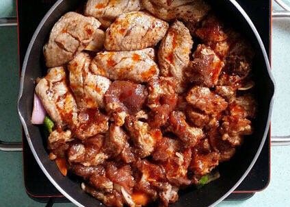 鲜汁焖锅鸡翅排骨,把腌制好的鸡翅和排骨平铺在配料上，起锅！
