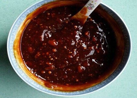 鲜汁焖锅鸡翅排骨,三勺<a style='color:red;display:inline-block;' href='/shicai/ 721'>蚝油</a>，二勺番茄酱、二勺黄豆酱、二勺<a style='color:red;display:inline-block;' href='/shicai/ 135044'>海鲜酱油</a>、一勺<a style='color:red;display:inline-block;' href='/shicai/ 3729'>白糖</a>、一勺淀粉、一勺鸡精、调匀后放至备用！也可跟家人或个人口味调制！