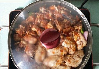 鲜汁焖锅鸡翅排骨,撒上胡椒粉，辣椒油，大火焖12分钟左右，加入调好的酱汁浇上锅中，盖上锅盖焖10分钟左右！加入香菜！