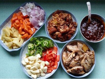 鲜汁焖锅鸡翅排骨,把食材洗净切成小块备用！