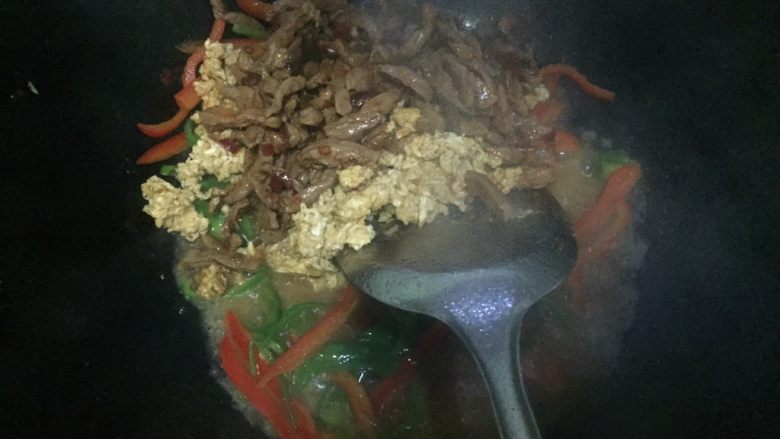 肉丝剪刀面鱼,放入炒好的鸡蛋和肉丝翻炒,加适量清水防止粘锅
