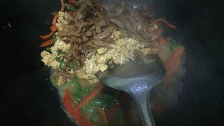 肉丝剪刀面鱼,放入炒好的鸡蛋和肉丝翻炒，加适量清水防止粘锅