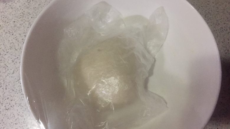 肉丝剪刀面鱼,手揉成光滑的面团,一定要揉匀揉透,盖上保鲜膜静置30分钟