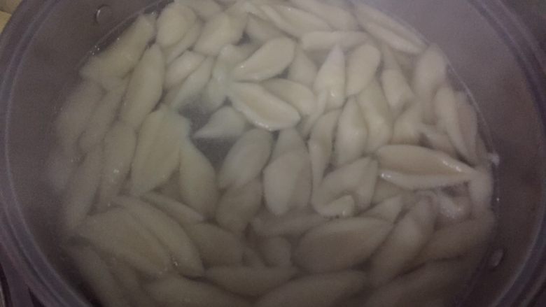 肉丝剪刀面鱼,全部剪好,盖上锅盖,大火烧开,放一碗凉水再次烧开,反复三次即可