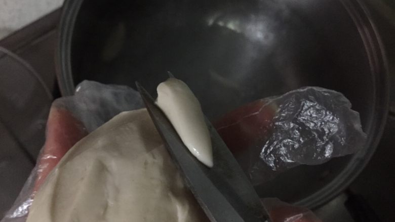 肉丝剪刀面鱼,汤锅水烧开,滴几滴色拉油,用剪刀剪面团到开水锅里