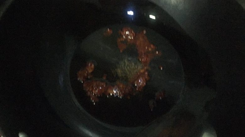 肉丝剪刀面鱼,冷锅冷油放一勺豆瓣酱,开小火熬红油