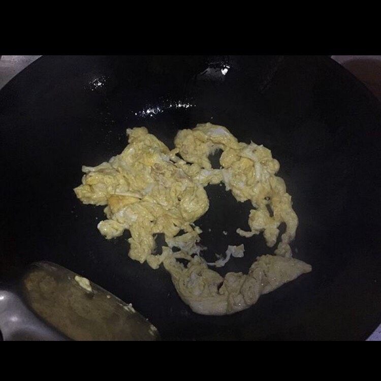 肉丝剪刀面鱼,热油锅炒香鸡蛋,装盘待用