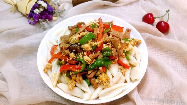 肉丝剪刀面鱼,面鱼劲道Q弹,浇头色香味俱全😋