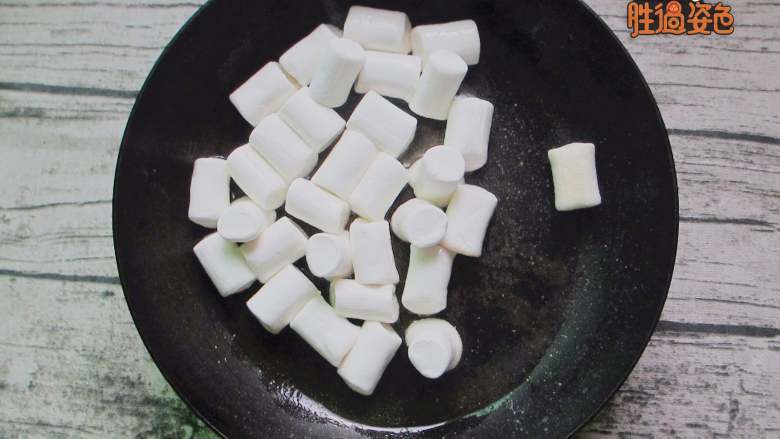雪花酥,不粘锅里放入2勺油,小火烧制4成热,倒入<a style='color:red;display:inline-block;' href='/shicai/ 6083'>棉花糖</a>