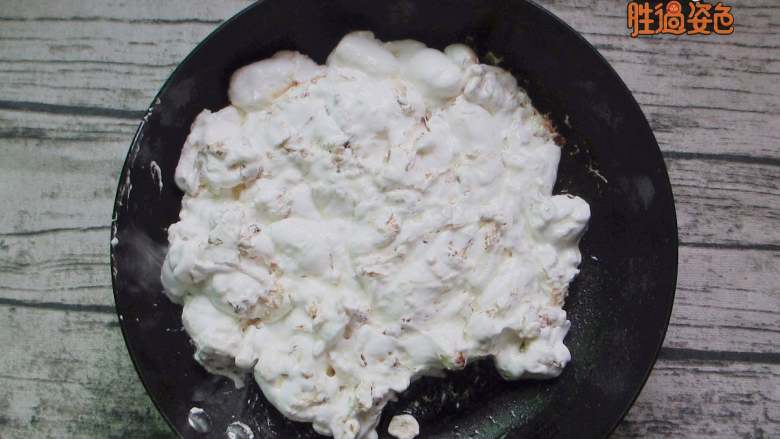 雪花酥,继续小火加热搅拌,不停的搅拌棉花糖,直到全部融化为止