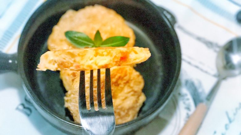 辅食 西红柿鸡蛋燕麦软饼,加了泡打粉很是松软可口。