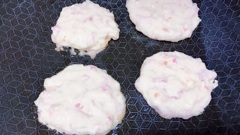辅食 西红柿鸡蛋燕麦软饼,平底锅热锅放油,用勺子舀面糊放入,成圆饼状,小火慢煎,四周凝固成形之后翻面,盖锅盖再煎2分钟关火即可。